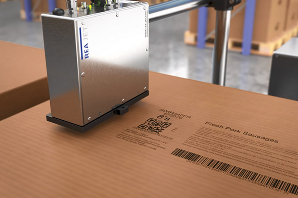 Gestochen scharf und verlässlich kennzeichnet das Direktdrucksystem REA JET UP Verpackungskartons mit hochaufgelösten Etiketteninhalten.